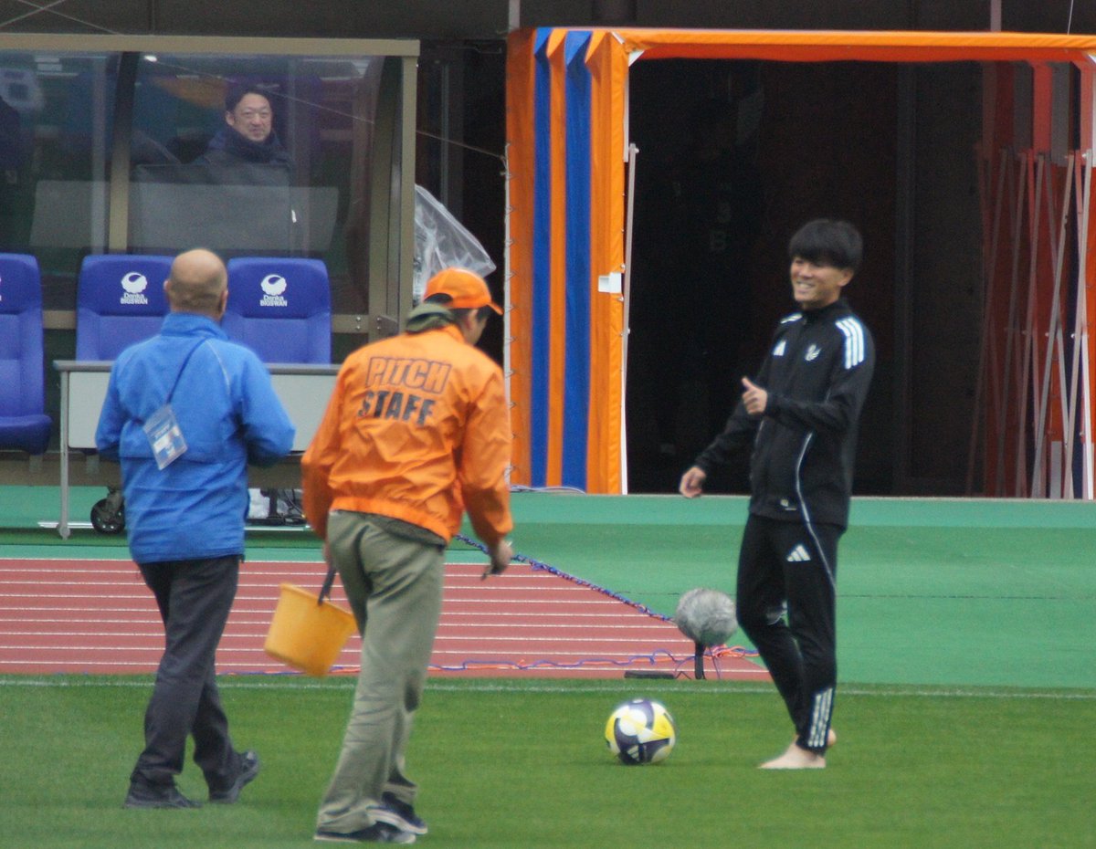 sodttj_231840's tweet image. 先行入場で席に着いたら、
もう橋本選手がいて、いつものルーティンをしていました。
その後、ピッチの管理の方（？）にこんな笑顔で、「今日の芝もめっちゃいいスよ」みたいな感じで話しかけててすごくいい子だと思いました🥹🧡🦢⚽
 #アルビレックス新潟
 #albirex 
 #橋本健人 選手