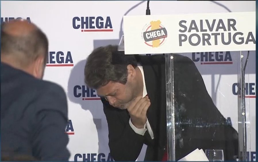 A minha aposta: o gajo tem é gases. Change my mind. 

#chega #Ventura #ChegaDeVentura