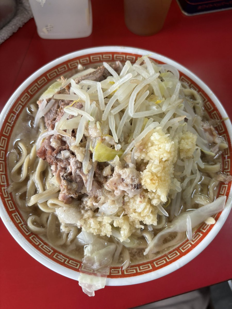 _kawakun's tweet photo. ラーメン二郎 目黒店
小ラーメン豚入り
コールはﾆﾝﾆｸﾔｻｲ��ﾌﾞﾗｶﾗﾒ
麺量が200gくらい。大豚にしてもよかった。ﾔｻｲ量も控え目。しかしスープとほぐし豚が犯罪級に旨い。スープは非〜微といったところでしょうか。行列にも得心。デフォ600円と最安。
#ラーメン二郎 #ラーメン二郎目黒店 https://t.co/uzjQEcAXUL