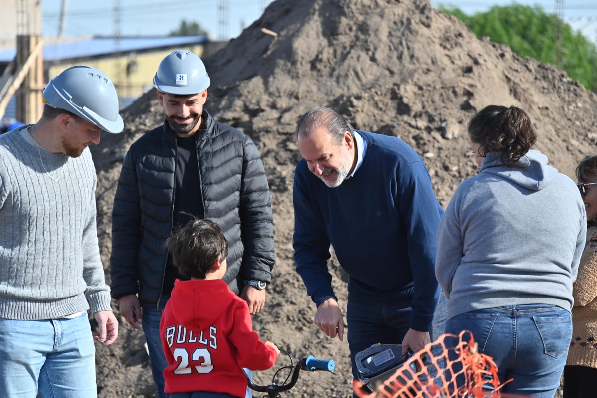 La obra se complementará con cordón cuneta, asfaltos y luminarias. 

Bahía se va a poner de pie, y lo hará construyendo un perfil de ciudad más moderna, sostenible e igualitaria.

Sigamos unidos.