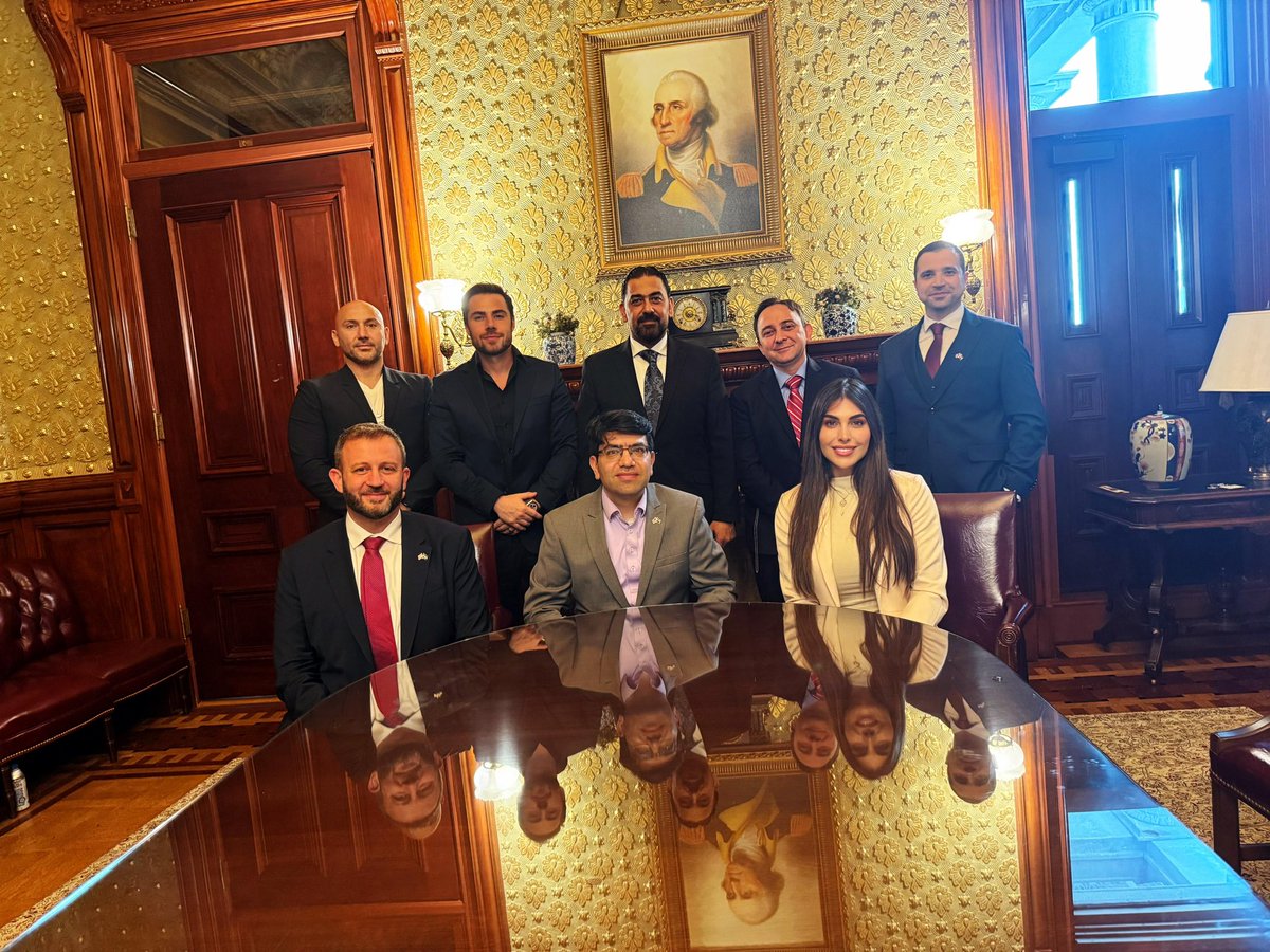 tarekktelehmd's tweet image. بينما انا الان في طريق العودة من واشنطن الى منزلي في ولاية انديانا بعد يومين من المناصرة من اجل الشعب السوري ، اود ام اهنئ شعبنا السوري العظيم على هذا اليوم التاريخي.
إنه بحق ثاني أهم يوم في تاريخ سوريا خلال آخر قرن من الزمن على الأقل، ولا يسبقه إلا يوم سقوط الأسد.
نحن ممتنون…