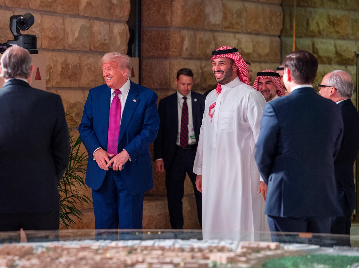 في حضرة التاريخ، وتحت ظلال قصرٍ شهد البدايات;
يقف سمو ولي العهد مع فخامة الرئيس الأمريكي أمام قصر سلوى الشامخ، حيث تتقاطع الدبلوماسية العالمية مع مجدٍ عمره قارب الثلاثة قرون.