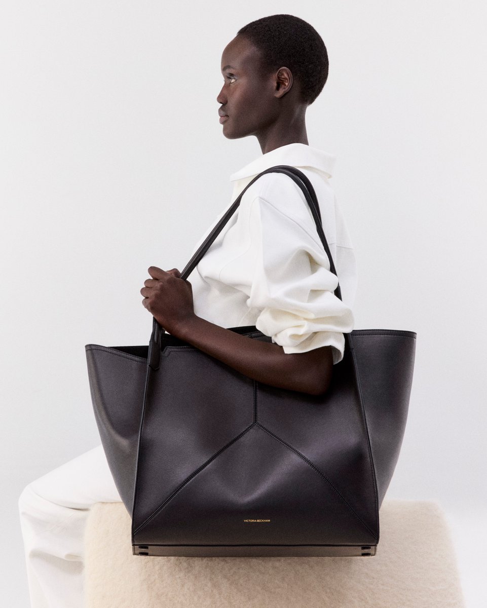 Clean lines and exaggerated proportions define the Victoria Tote, punctuated by a subtle V stitching on the front panel.

Get the look &gt;&gt; victoriabeckham.visitlink.me/N3EpFM

#VBPAW25