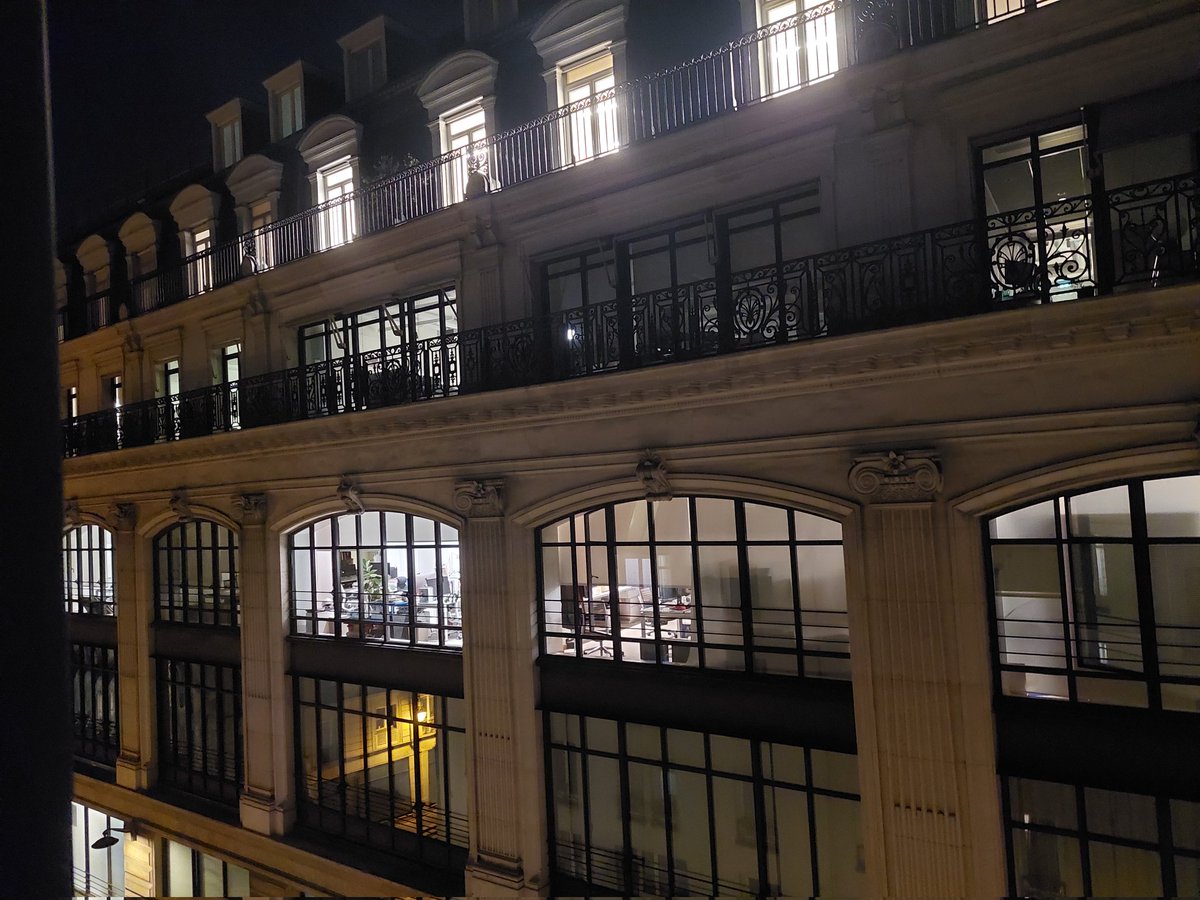 14 mai 01h00 du matin. Encore une fois les 💡 sont allumées alors que les bureaux sont inoccupés gênant le sommeil des riverains. Les vigiles de nuit osent dire que c'est du harcèlement quand on leur demande d'éteindre les lumières ! Cela fait 6 ans que ça dure !
#LouisVuitton