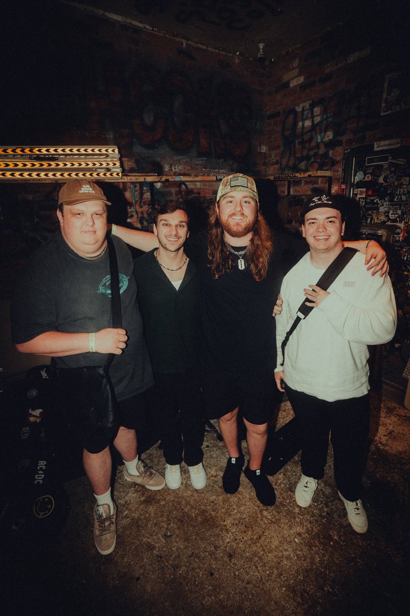 ItsBlarg's tweet photo. These dudes are so fucking rad.

Go see @slackjawmetal live https://t.co/mLeGHDAn5f