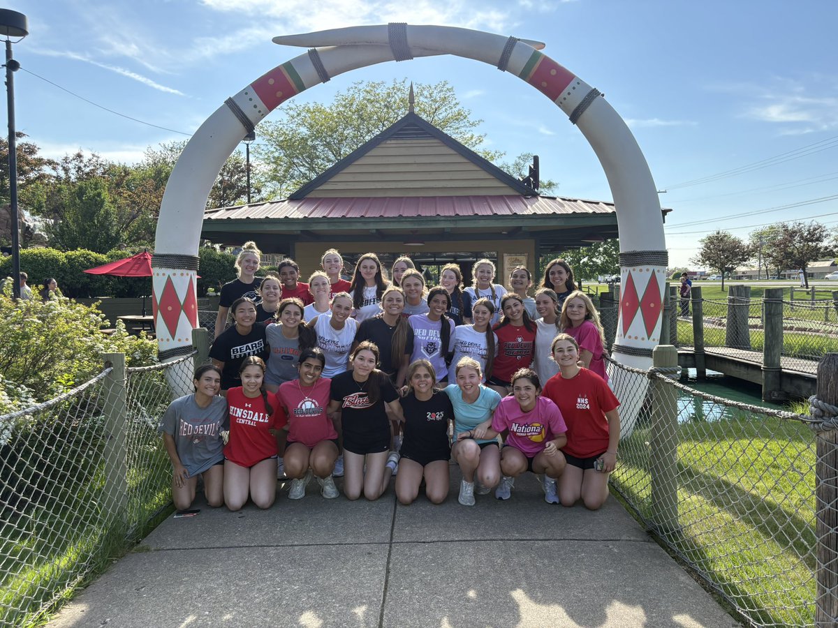 RedDevilsAD's tweet photo. The Girls Softball program opted for a little team bonding on this beautiful day!! Mini golf for the win!!!  @HCSoftballRDN https://t.co/6XD2RYwux1