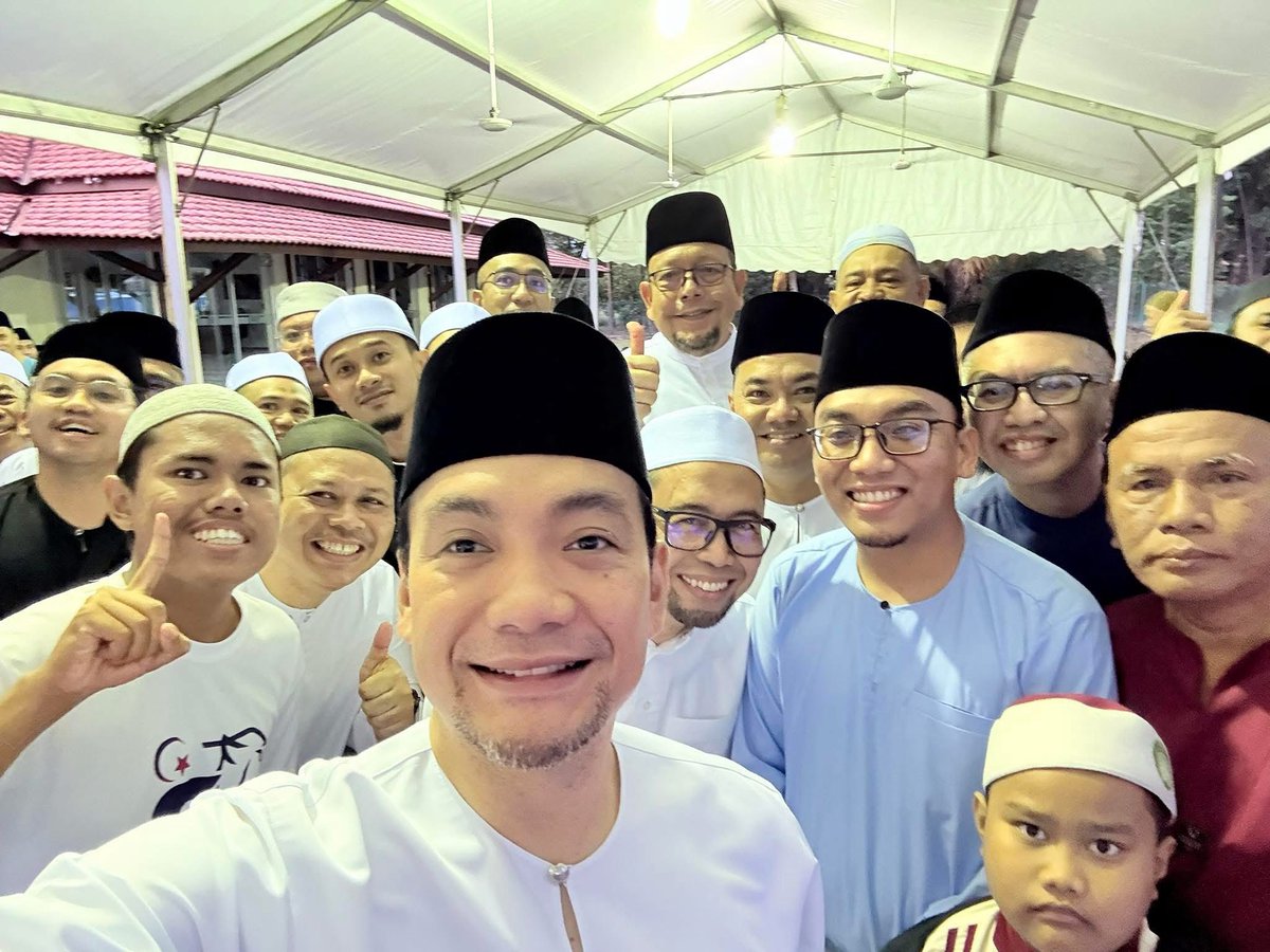 onnhafiz's tweet image. Assalamualaikum WBT dan Selamat Pagi Semua.

Semoga kita semua dipermudahkan segala urusan dan semoga sentiasa dirahmati dan dilindungi Allah SWT. 
❤️💙

#semaraksubuhjohor
#gengsubuhmacamjumaat
#rapatkansaf
