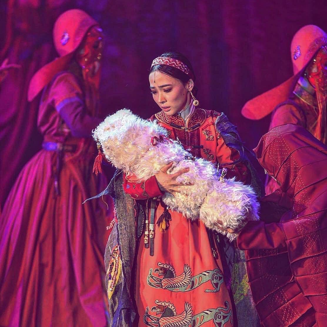 Дөлгөөн хамаг үнэтэй брэнд өмссөн, диор шанел  цүнх барьсан бүх зургаа устгаад 
тоглолтын хувцастай зураг нь л үлдэж хаха