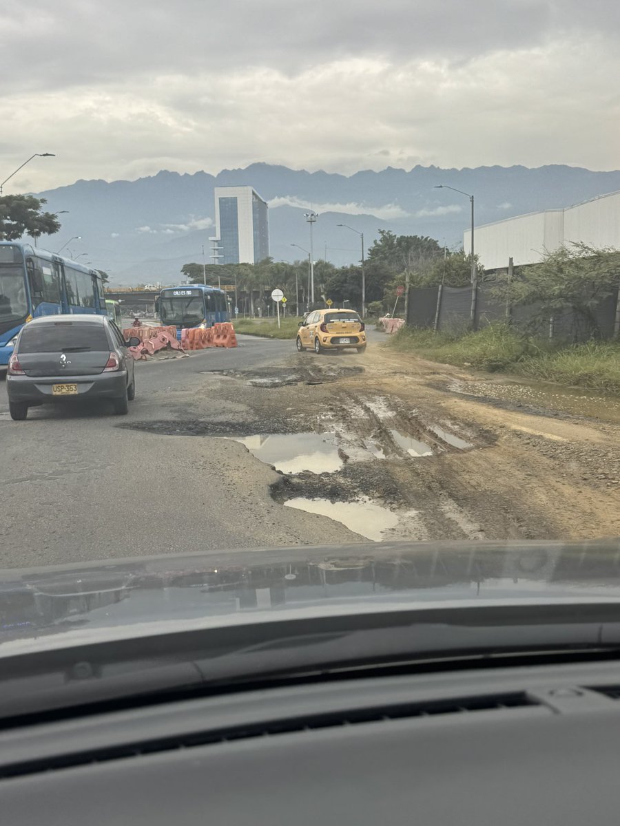 QevinSolarte's tweet photo. Mejorar la movilidad no es solo hacer retenes por toda la ciudad, sino tener la infraestructura para que esta sea segura. @AlcaldiaDeCali @alejoeder @petrogustavo @TransitoPolicia @MinTransporteCo . Hace 3 años que llegue a Cali, y esta calle sigue igual, una calle principal. https://t.co/2fztmH3IBW