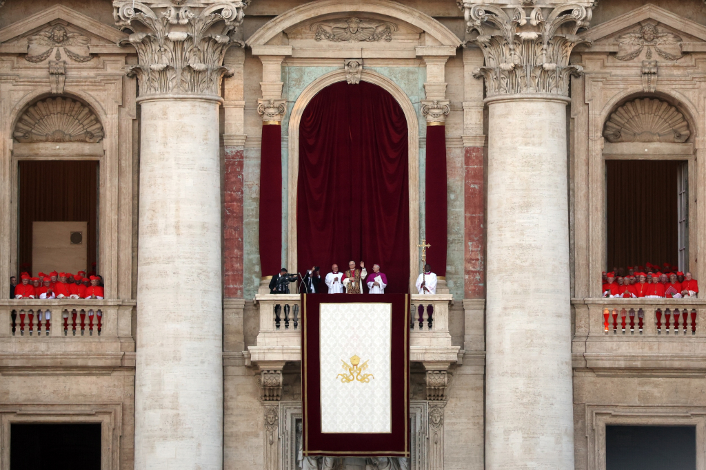 ✝️ The Jesuit Superior General offers prayers for Pope Leo XIV, while reaffirming the Society’s historic availability for service to the Church.

Find out more:
👉 ow.ly/zjCn50VSbr1

Photo by Dan Kitwood / Getty Images

#jesuits #societyofjesus #jesus #jesuit
