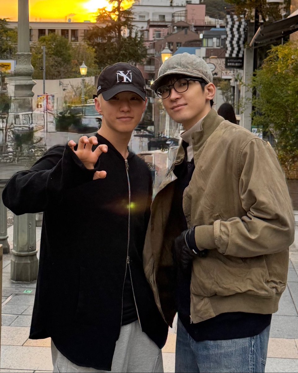 알페스인생에서
이딴사진 처음봐
위버스에다 육개월전 데이트사진을 새벽에 조용히 올렸줬는데 그 데이트상대가 지금 군백기라 활동 잠깐 쉬고있어서 소식도 원래 잘몰라야함