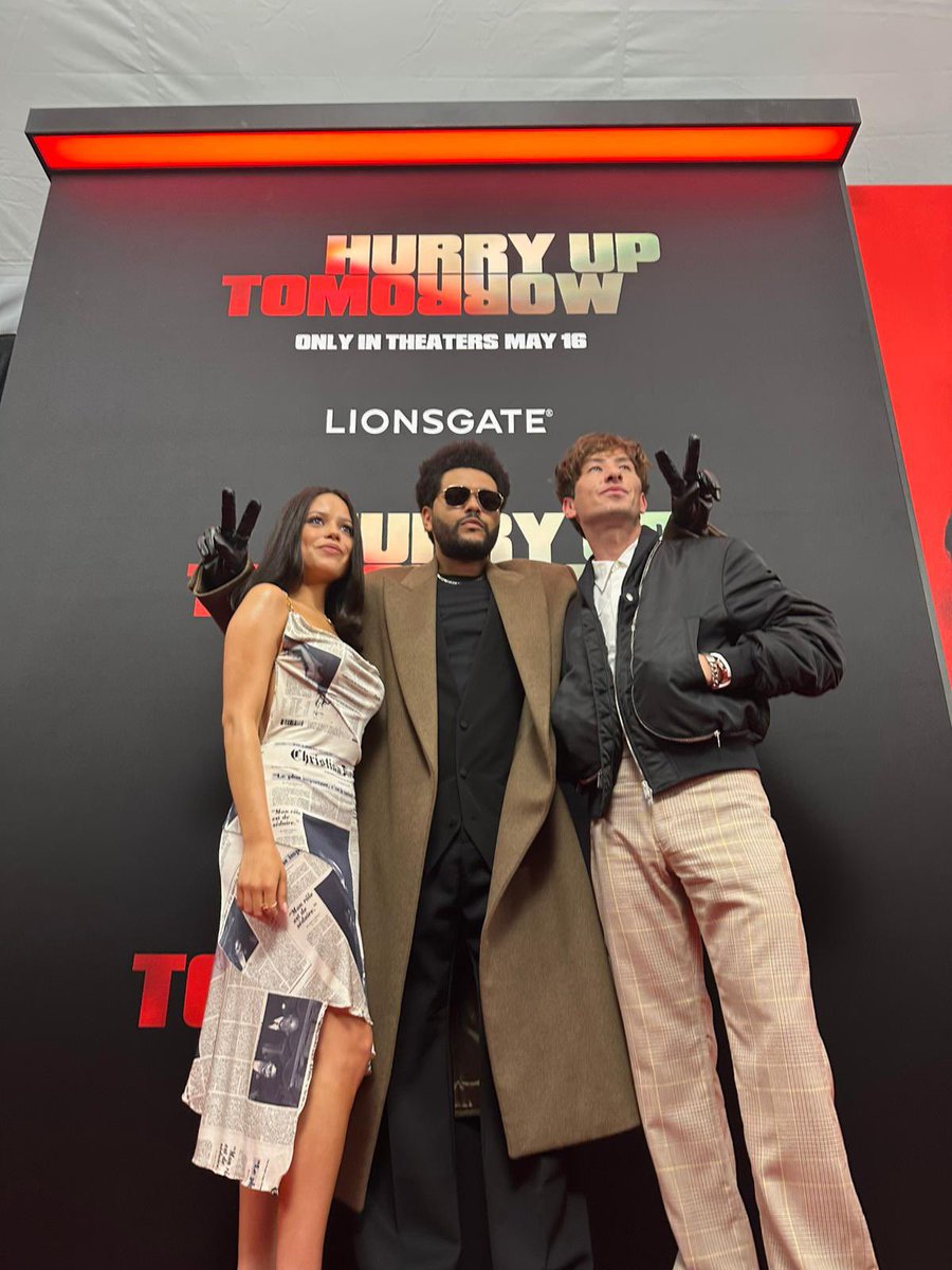 FilmUpdates's tweet photo. The Weeknd poses with co-stars Jenna Ortega & Barry Keoghan at the premiere. #HurryUpdateTomorrow https://t.co/BgWjo0j3Uk