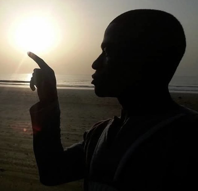 La lune n’attend pas l’accord du soleil pour illuminer la nuit. Chacun a son moment, sa propre destinée à révéler. Et puisque rêver n’a pas de coût, osez rêver en grand. 
Investissez en vous-même, car en chacun de nous réside une lumière capable d’éclairer le monde.