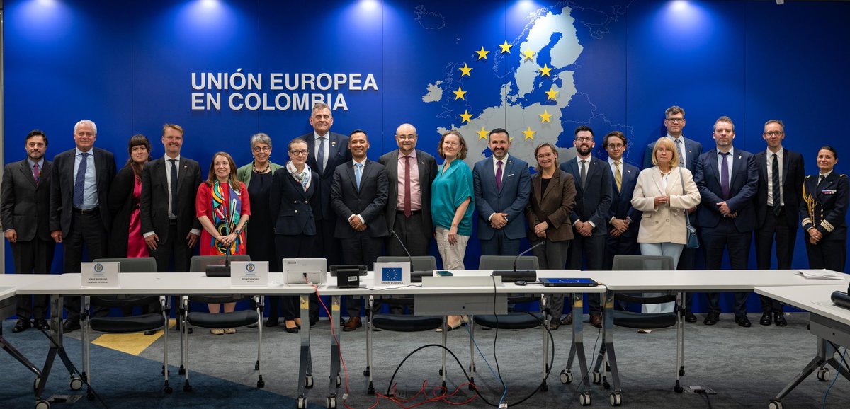 En reunión con los embajadores de <a href="/UEenColombia/">Unión Europea en Colombia 🇪🇺</a> y de los países miembros de la Unión Europea 🇪🇺, el ministro <a href="/PedroSanchezCol/">Pedro Arnulfo Sanchez S. Orgullosamente Colombiano</a> abordó los desafíos en materia de seguridad, los avances en los diálogos de paz, la lucha contra el crimen transnacional y los delitos ambientales, así