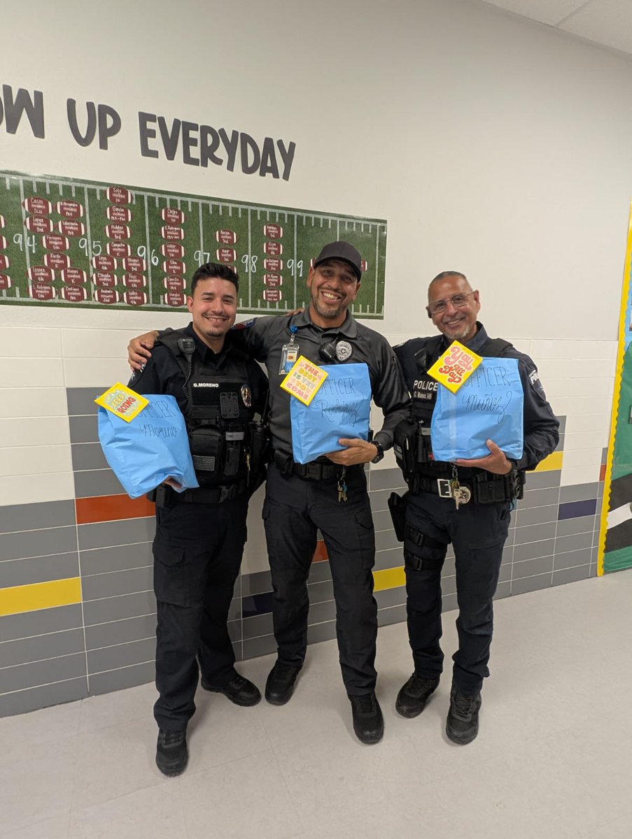 fancynancyesq17's tweet image. Showing our appreciation to our officers. Thank you for your service and keeping our campus and kids safe 💙 #sisd #allin @erios__BNES @BNarbuth_ES
