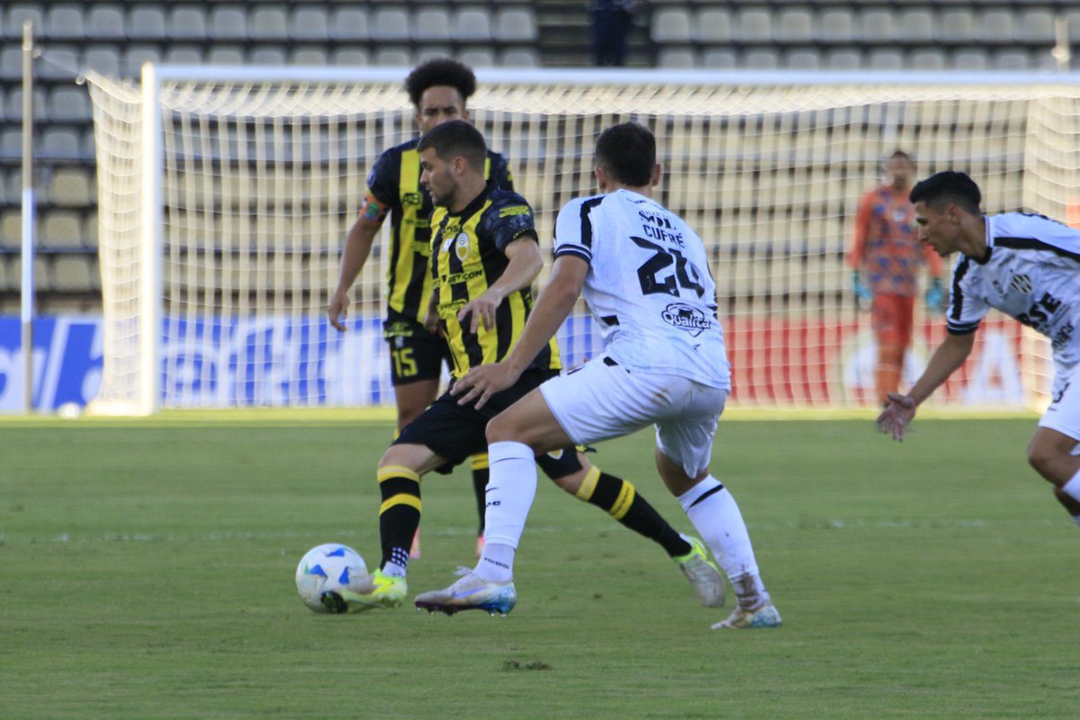 Some late drama tonight was not quite enough to earn Deportivo Táchira their first Copa Libertadores point of the campaign. 🇻🇪

Bryan Castillo made it 1-1 for Táchira, down to 10 men, in the 75th minute, but visiting Cordoba retook the lead minutes later. It ended 2-1. 🟡⚫️