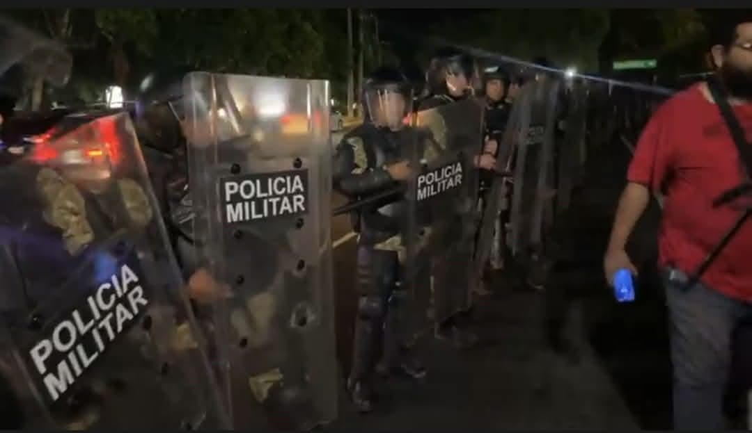Abogado RUDY JOYA (@joya_rudy) on Twitter photo #CasoElBosque. #NoMasAbusos.
Me imagino que ahora la <a href="/PNCSV/">PNC El Salvador</a>. No sirve o no existe. Pues el Gobierno Criminal de #Bukele. <a href="/SecPrensaSV/">Secretaría de Prensa de la Presidencia</a> <a href="/PresidenciaSV/">Casa Presidencial 🇸🇻</a> envia hoy a Policias Militares a reprimir. Como todo dictador.
Ahora <a href="/FGR_SV/">Fiscalía General de la República El Salvador</a> y <a href="/FiscalGeneralSV/">Rodolfo Delgado</a>, fabricara delitos (tipico). 🇸🇻🚫 #CasoElBosque. #NoMasAbusos.
Me imagino que ahora la <a href="/PNCSV/">PNC El Salvador</a>. No sirve o no existe. Pues el Gobierno Criminal de #Bukele. <a href="/SecPrensaSV/">Secretaría de Prensa de la Presidencia</a> <a href="/PresidenciaSV/">Casa Presidencial 🇸🇻</a> envia hoy a Policias Militares a reprimir. Como todo dictador.
Ahora <a href="/FGR_SV/">Fiscalía General de la República El Salvador</a> y <a href="/FiscalGeneralSV/">Rodolfo Delgado</a>, fabricara delitos (tipico). 🇸🇻🚫