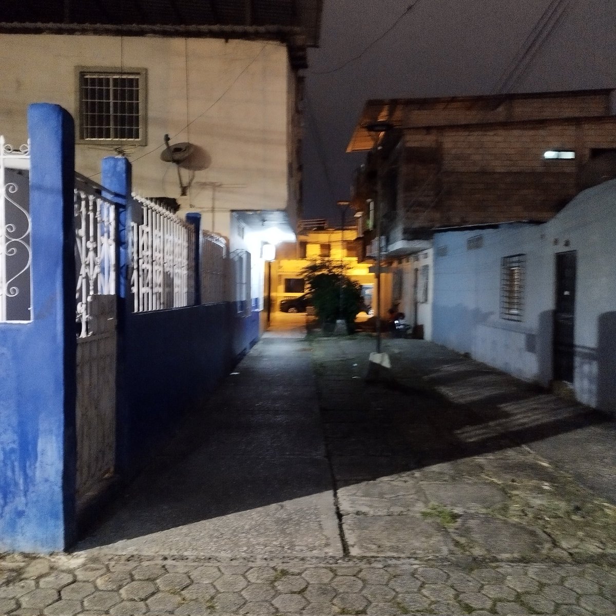 alexandrap115's tweet photo. Buenas noches, el día de hoy vinieron a cambiar las lámparas del alumbrado público en sauces 4 mz371 pero ya al caer la noche no prenden las lámparas. Adjunto fotos @alcaldiagye @aquilesalvarez . Por favor atender ya que está oscuro las peatonales. https://t.co/uhaFXj2nvK