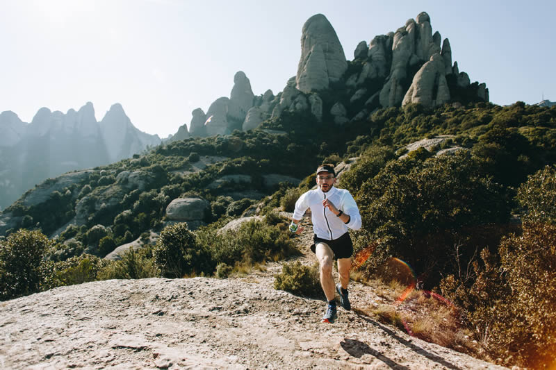 Cómo Prepararte para Tu Primera Carrera de Trail Running en 2025

¿Qué es el trail running y por qué probarlo en 2025?

El trail running esta en llamando mucho la atención de todos los corredores este 2025, prepararte para tu primera carrera de trail running una modalidad de
