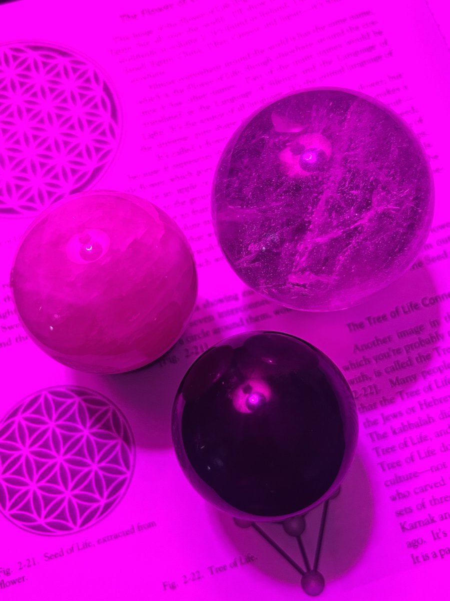 Triple the energy, triple the intention. This crystal sphere bundle brings together the clarity of Clear Quartz, the heart-opening calm of Rose Quartz, and the protective grounding power of Shungite. A perfect trio for balance, love, and energetic support, all in one set.