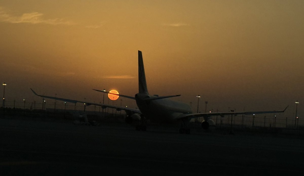 Atardecer en el aeropuerto de Al Maktoum en Dubai

Sunset  Al Maktoum airport, Dubai