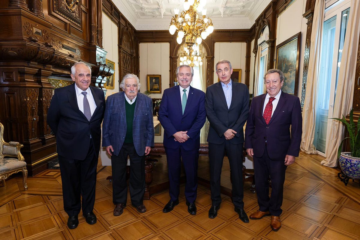 VinicioCerezo's tweet photo. Pepe Mujica fue más que un referente de la política con principios: fue un amigo entrañable, un ser humano excepcional. Creyó en la paz, la justicia social y la integración latinoamericana. Su legado no se despide, se multiplica. ¡Hasta siempre querido amigo! https://t.co/E1Lj9OB6bY