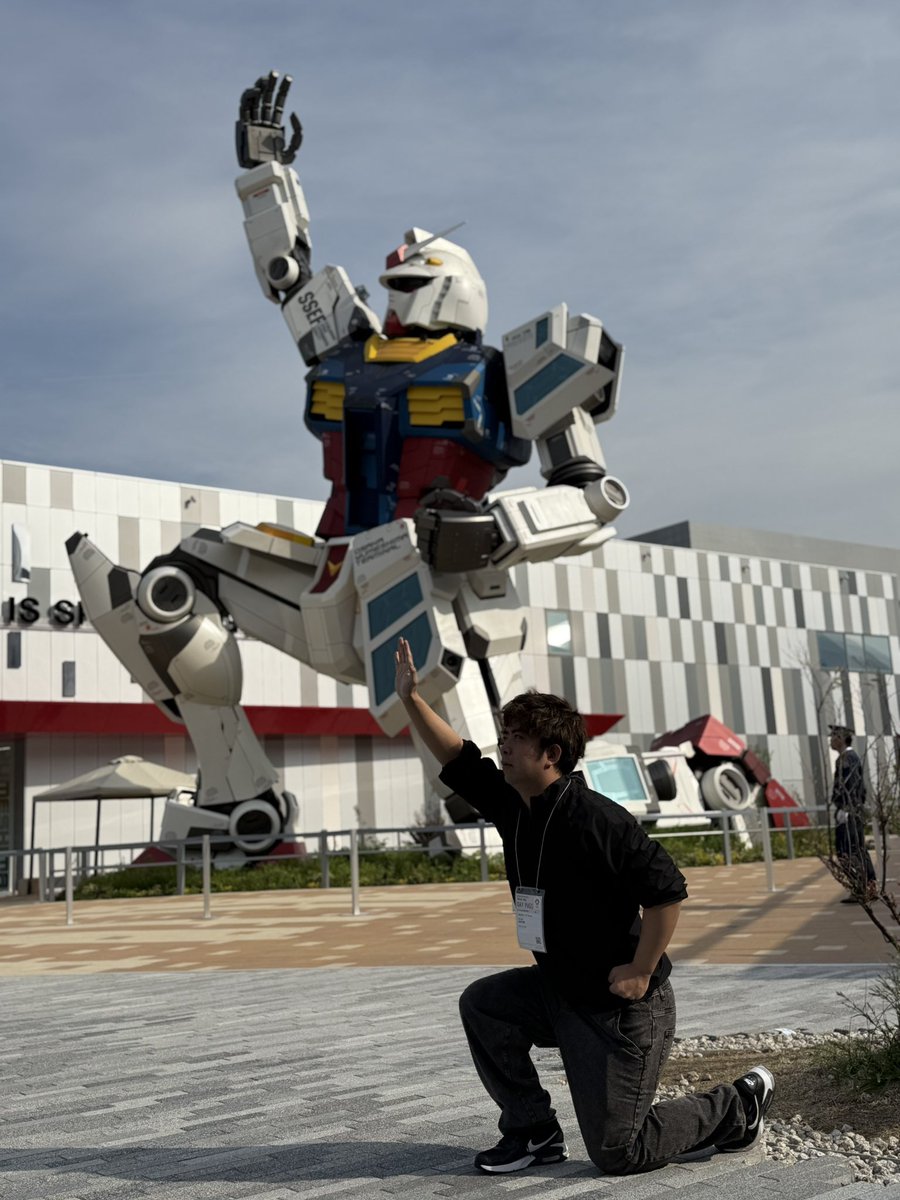 おはようございます。
大阪万博の会場に着きリハーサルを終えました。
この写真は本人にどうしても撮ってくれと言われて仕方なく撮影したものです。
決して同じポーズをしろと強要した訳ではありません。
TeamYAMASAにパワハラはありません。