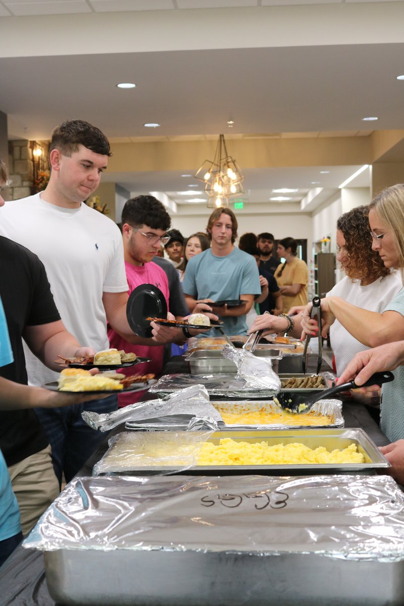 MHSCards1's tweet image. Scenes from Senior Breakfast &apos;25:
(You can see more photos on the Mayfield High School Facebook page.)