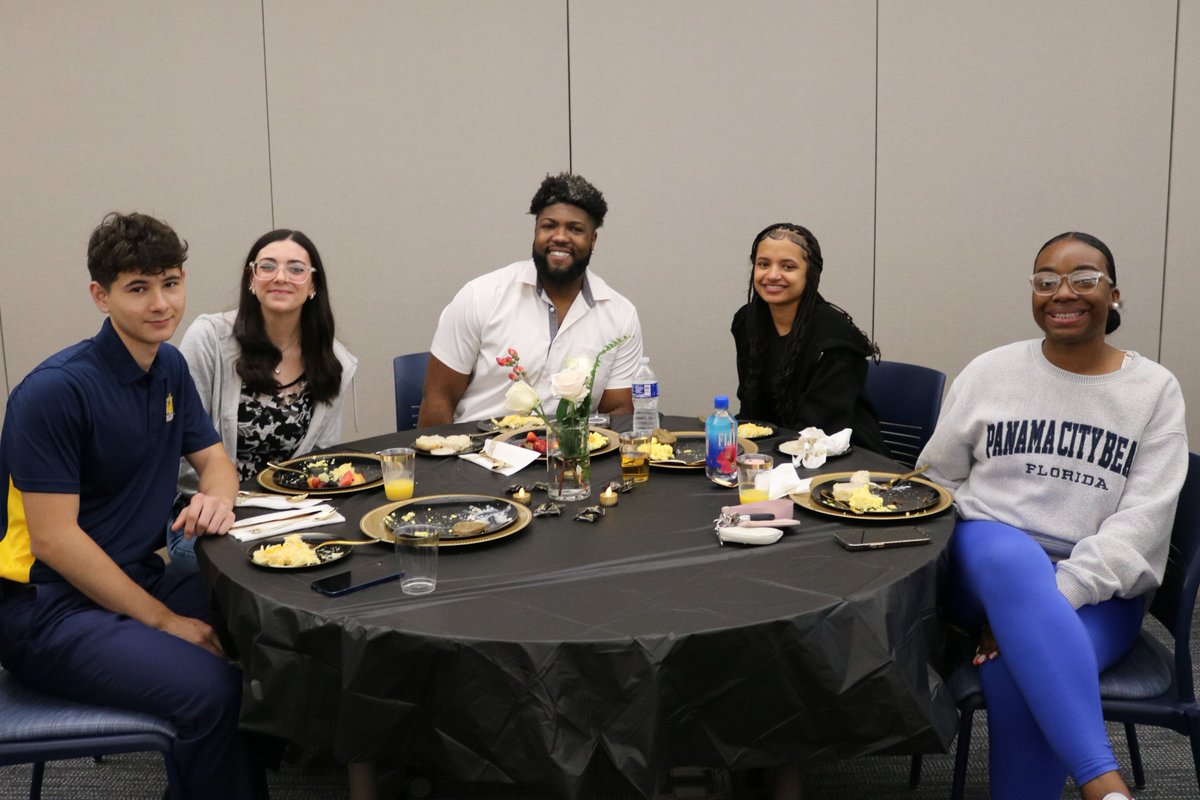 MHSCards1's tweet image. Scenes from Senior Breakfast &apos;25:
(You can see more photos on the Mayfield High School Facebook page.)