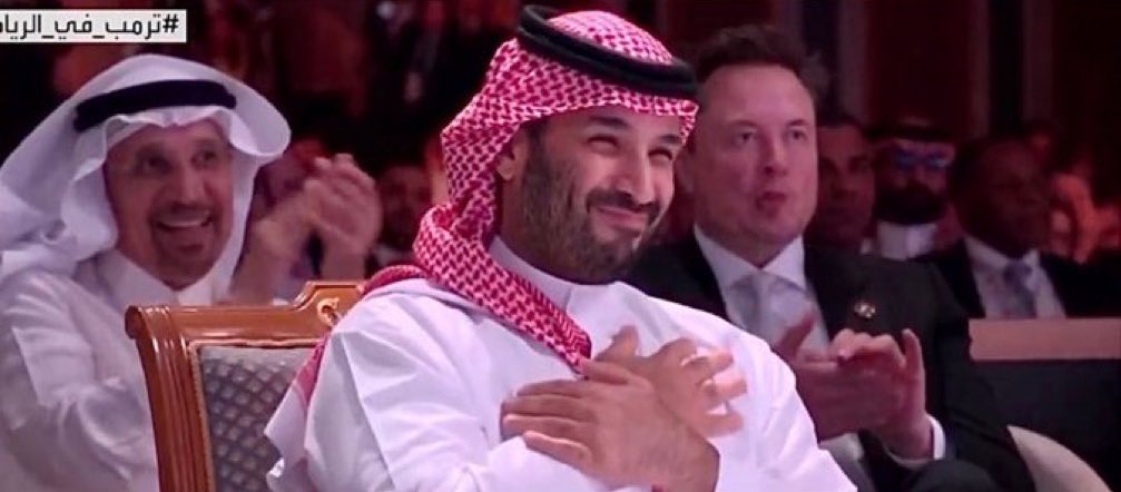 ”في البيت الأبيض ما تحلّ القضايا 
حل القضايا عند ذا الوجه الأبيض“ 
— صالح بن شرفي.* 
#السعودية_العظمى