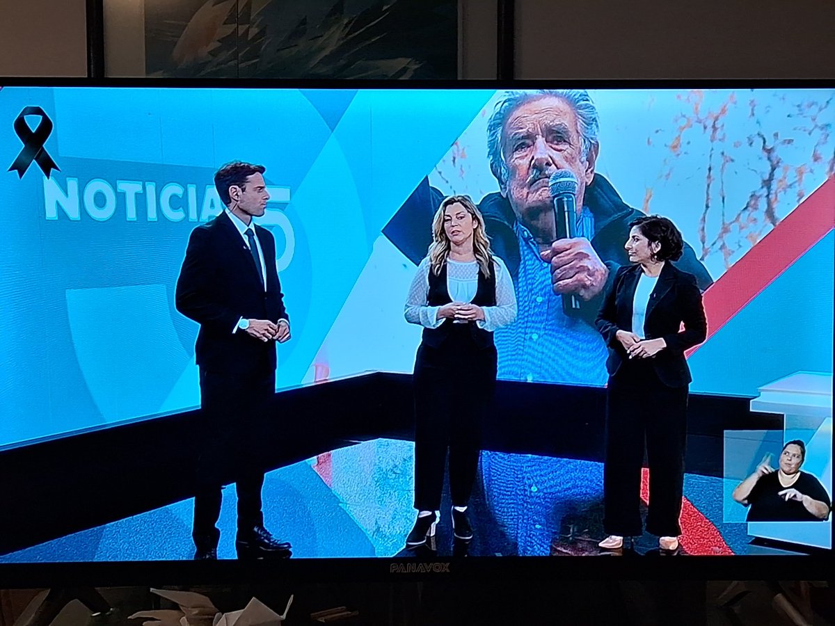 KO_AIKI's tweet photo. 「世界で一番貧しい大統領」と呼ばれたホセ・ムヒカ元大統領が亡くなって、ウルグアイのテレビでは追悼コーナー。テレビ画面には黒いリボンが表示されてます。
#JICA海外協力隊 
#ウルグアイ https://t.co/4ZddtI3QGS