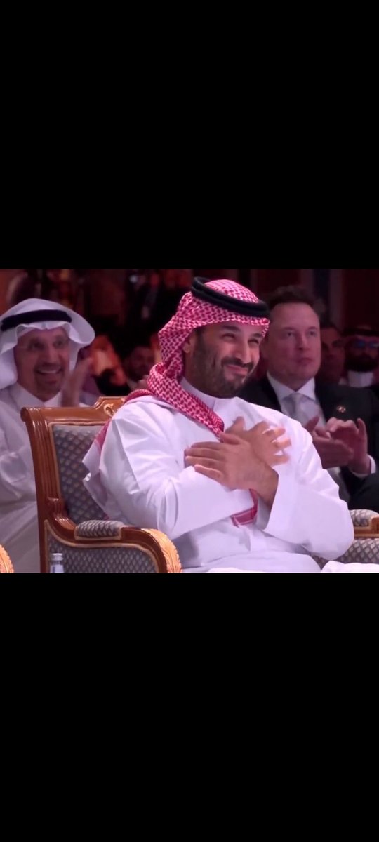 كيف قلب انسان واحد داخله تسكن شعوب
كيف همة شخص واحد تقلب الصحراء خضار
كيف كلمة مستحيل تشوفها بدربه تذوب
اذهل العالم طموحه وصابهم منه انبهار
لا وقف تاقف امم ولا زعل تاقف قلوب
ثابتٍ كنه طويق ولا كفخ كفخة حرار
للعداء اسمه عذاب وللوطن سحب ونصوب
شبل سلمان العروبه وعزنا بكل اختصار