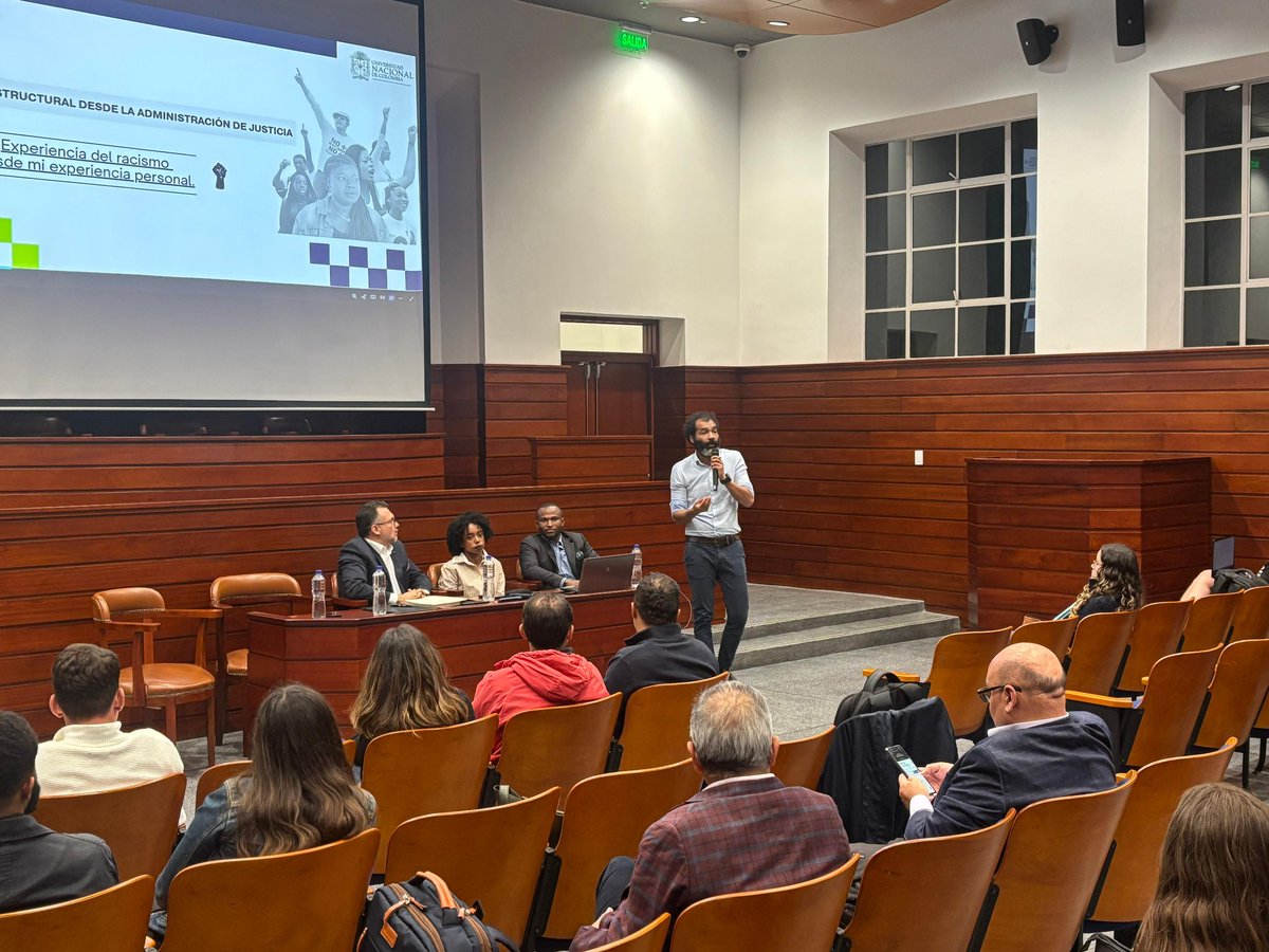 #CuestiónCriminal 📍 El Prof. Francisco Palacios de la #FDCPS interviene en el evento “Conversaciones Contrahegemónicas: El racismo, la violencia y el control policial”. Su ponencia: Investigación penal y racismo. Conéctese en📱 youtube.com/live/LU6veYSJg… <a href="/polcrymed/">Luis Carlos Pérez Polcrymed</a>