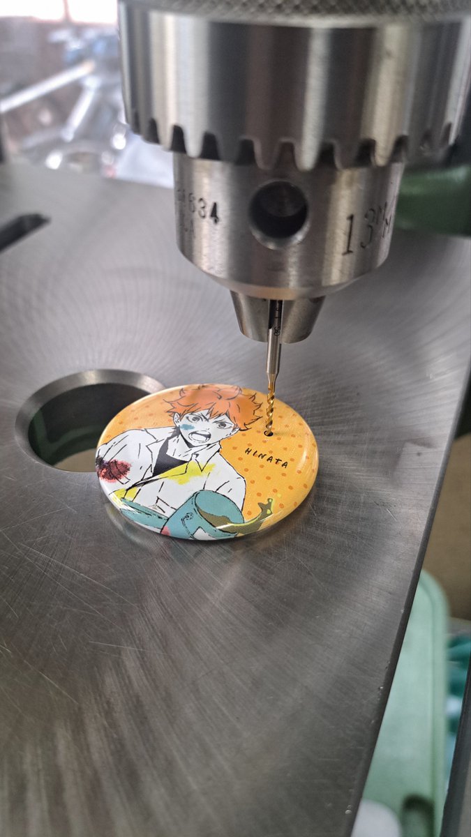 ak_p0_0q's tweet photo. ハイキューのガチャの台座が無くなったので缶バッジでリメイク

1枚目：今回は日向翔陽
2枚目：缶バッジに下穴加工
3枚目：ボンディック(液体プラスチック接着剤)で固定　裏も少し。
4枚目：完成❗

うまく出来たかな？

#ハイキュー
#ハイキューグッズリメイク
#日向翔陽
#bondic
#osg ドリル https://t.co/bfdDfsVPnV