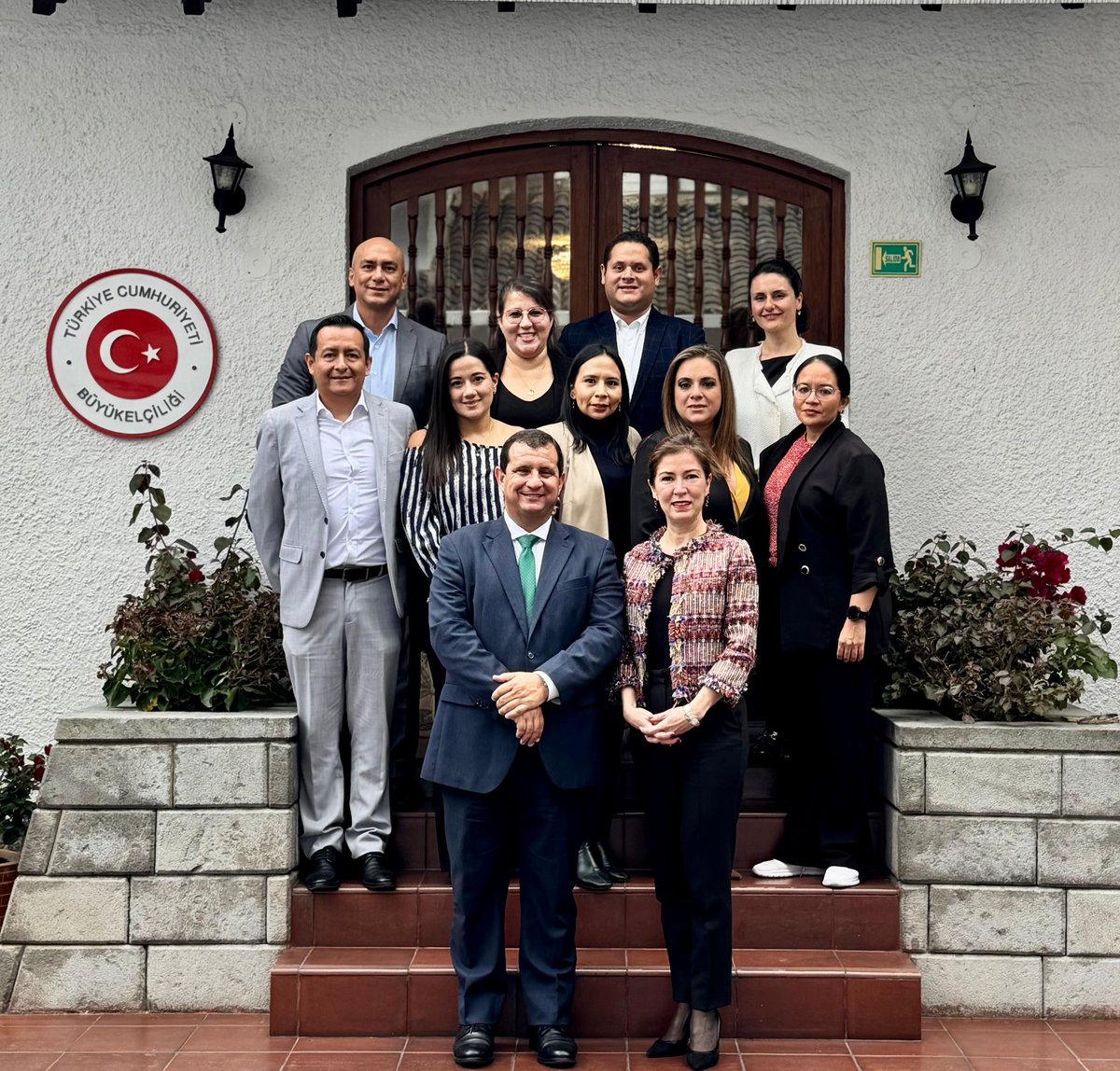 Agradezco a la embajadora <a href="/MBasakYalcin/">Başak Yalçın</a> y a la <a href="/TC_KitoBE/">Türkiye in Ecuador</a> por su respaldo y compromiso con Manabí.

Tuvimos un valioso encuentro en el que dialogamos sobre futuras líneas de cooperación en producción agrícola, salud y educación.

Este acercamiento fortalece los lazos de hermandad