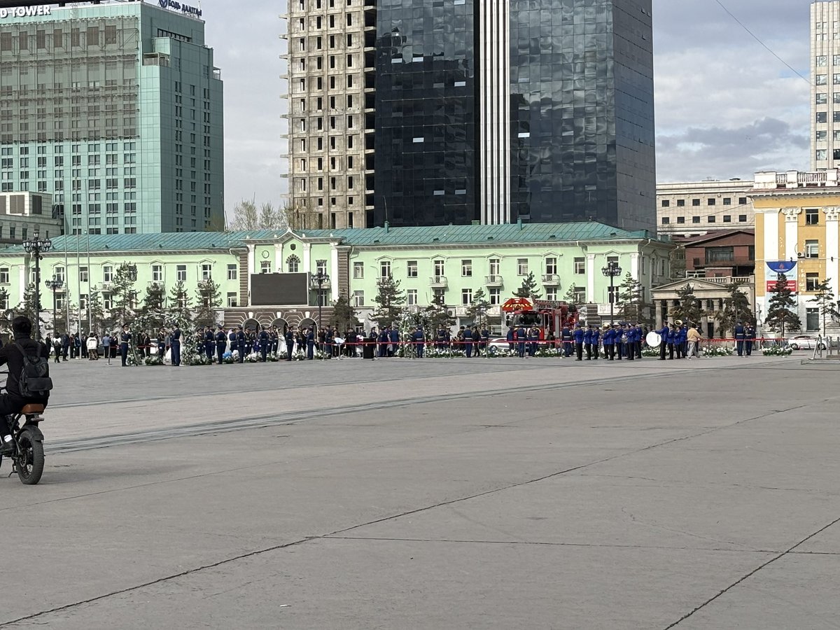 Энэ онцгойгыхон бас их дархан эрхтэй юмаа төв талбай дээр хурим нтр шаагаал