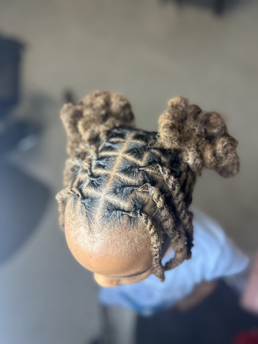 therealdrillary's tweet photo. I dont be on here but instagram deleted my hair page so now i am😭 pls share! Greensboro nc loctician! Hmu for all loc needs, loc transformation, loc repair, loc detox , retwist &amp; any styles! I am willing to travel also! I have a salon
 5211 w market st suite D 
Dm me to book! https://t.co/aH3NqQhx8k