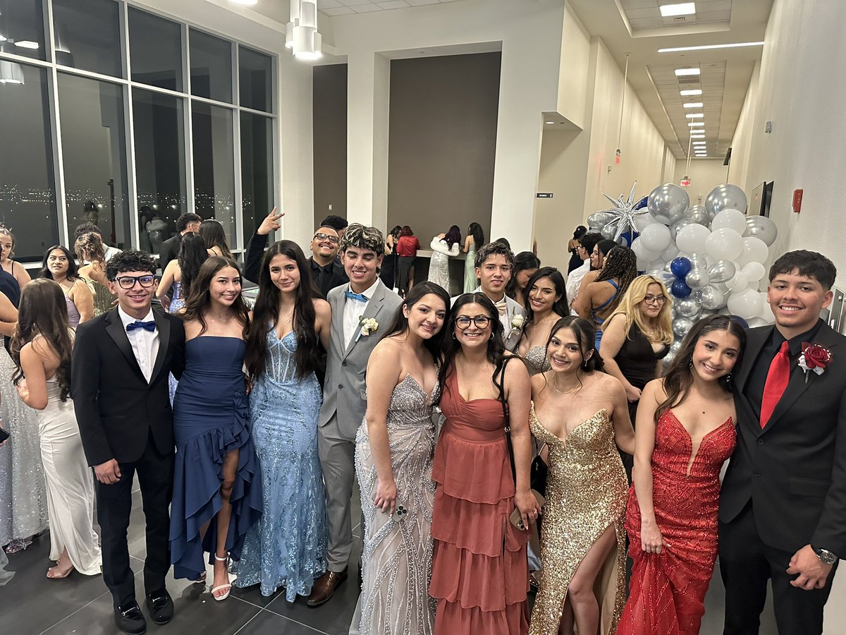 Desigo13's tweet image. 🧡💜Eastlake at The Starlight Event Center💜🧡
#AllIN
#Prom2025
#JazzandTheCity
#EndlessOpportunity