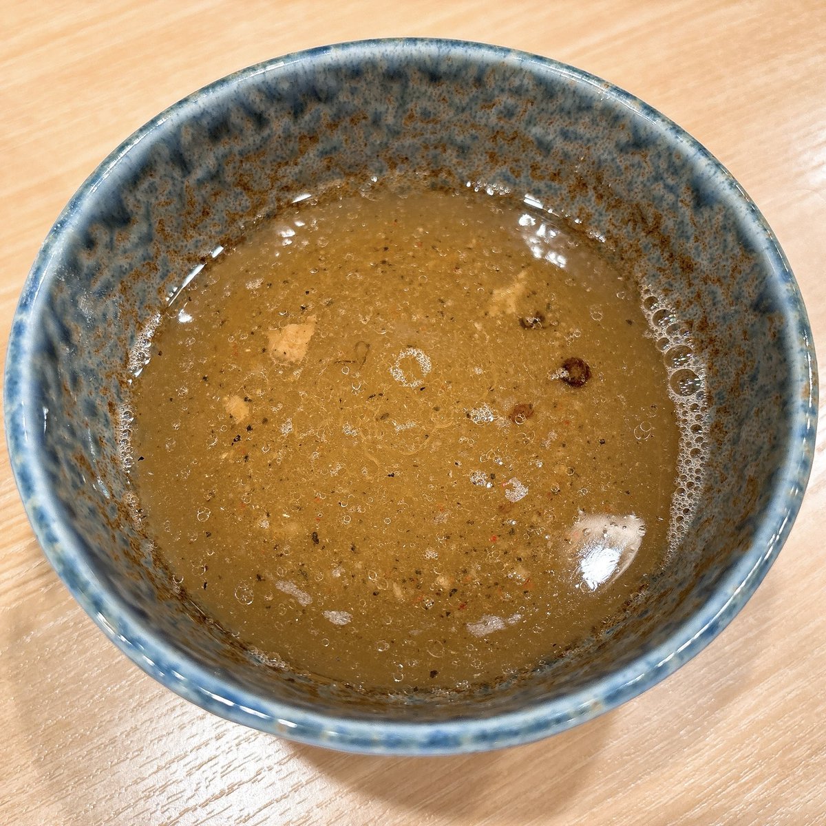 ＜2025/05/13(火)＞
◾️自家製麺 麺や六等星
・煮干しとあさりの塩つけそば 1,200円
　＋大盛り 100円

つけ汁はあさりの風味が前面に押し出されており、塩ダレとの相乗効果で旨味が引き立てられている感じ！
チャーシューはしっとり柔らかく口の中で脂が溶ける感じがとてもよい◎
ご馳走様でしたー！！