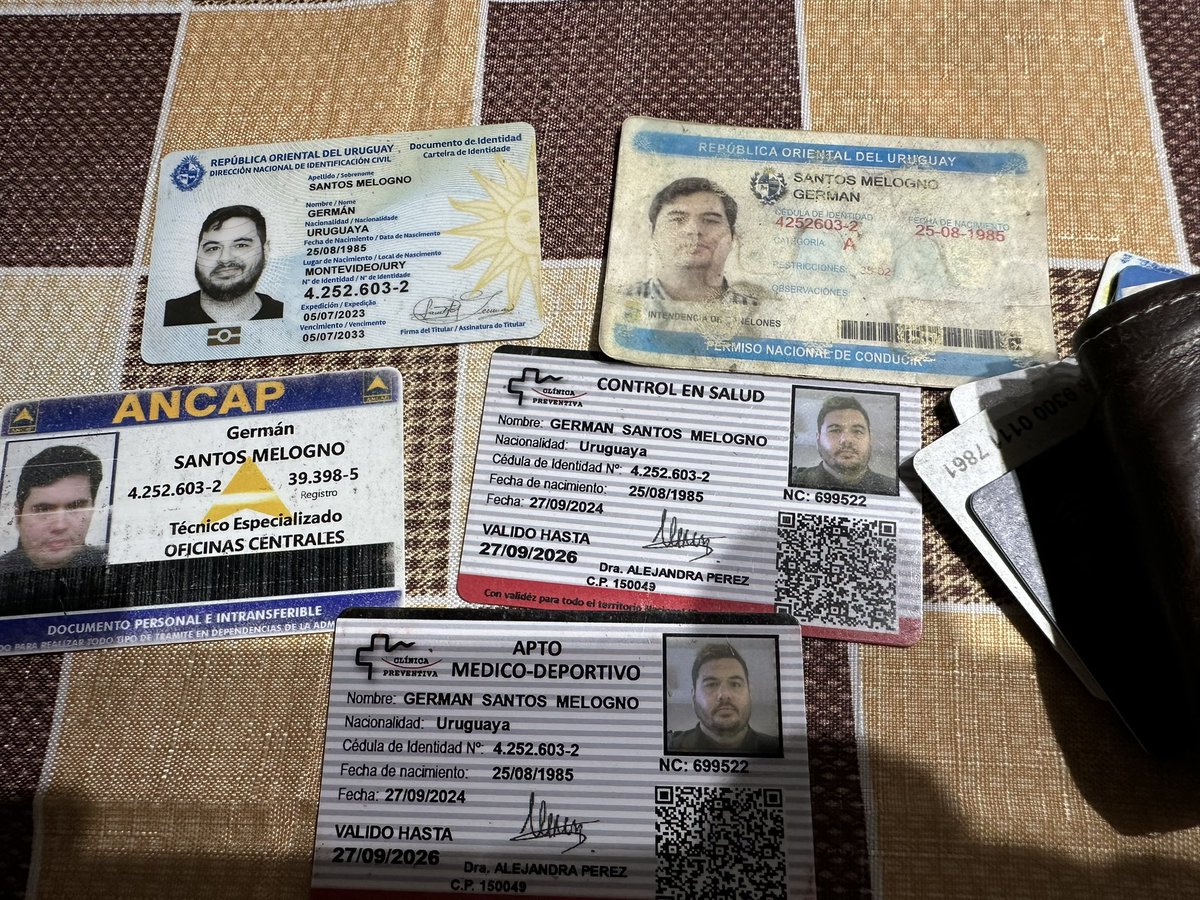 MatiAssanelli's tweet photo. Hola, saliendo del plaza Italia, Montevideo encontré la billetera de Germán Santos Melogno, no lo encontré en ninguna red social, si alguien lo conoce me avisa para devolvérsela, se agradece compartir https://t.co/BdDdSzt4vh