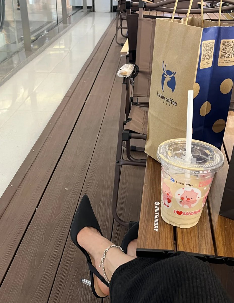 dsgnbb's tweet image. 今日のコーヒーブレイク☕️✨  
おしゃれな靴と甘いラテを楽しみながら、ちょっとした休憩中🎀💖  
幸せなひと時🍀✨