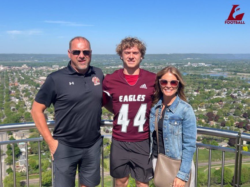 Had a fun time at <a href="/UWLEagleFB/">UW-La Crosse Football</a> Junior Day visit!! Thanks <a href="/CoachMZweifel/">Michael Zweifel</a> for the invite💪💪
<a href="/CoachWhiteUWL/">Jake White</a> @UWLCoachJanus