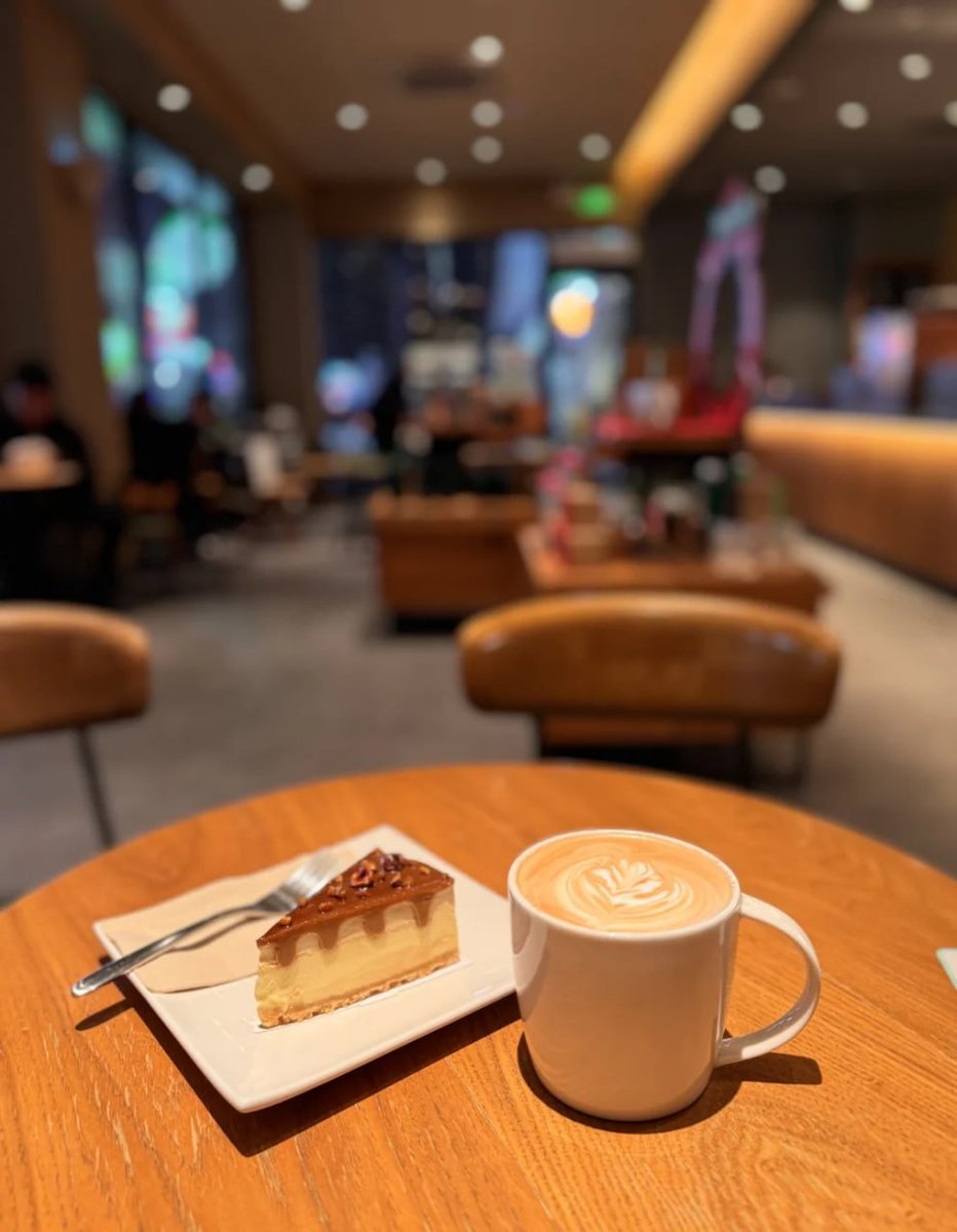 ☕️🍰暖かいカフェタイム✨  
クリーミーなチーズケーキとラテでほっとひと息😊  
心も身体も癒されるひととき。今日も頑張ろう！💪🌟