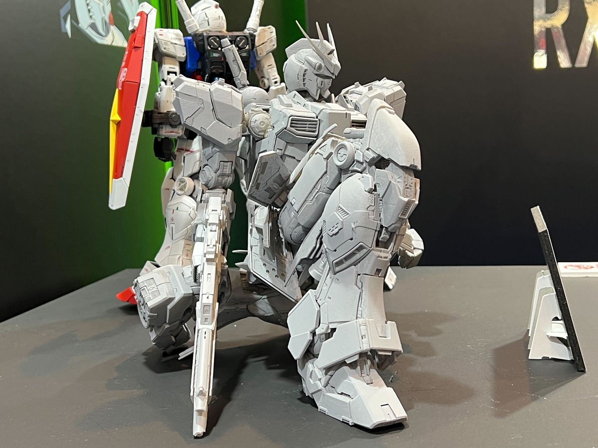 ガンプラ「PERFECT GRADE UNLEASHED 1/60 νガンダム」の可動範囲を確認