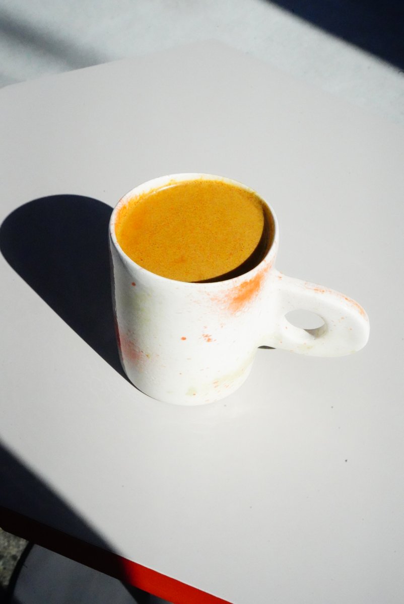 日本の茶葉でチャイをつくる

これはブランドのコンセプトを体現しようとしたら、
偶然そうなったというだけの話。

しかし、日々つくっているとたくさんの発見があります。

たとえば、宮崎県産の三年番茶はすこし長めに
濃いめに煮出しでも、茶の苦味や雑味がそこまで