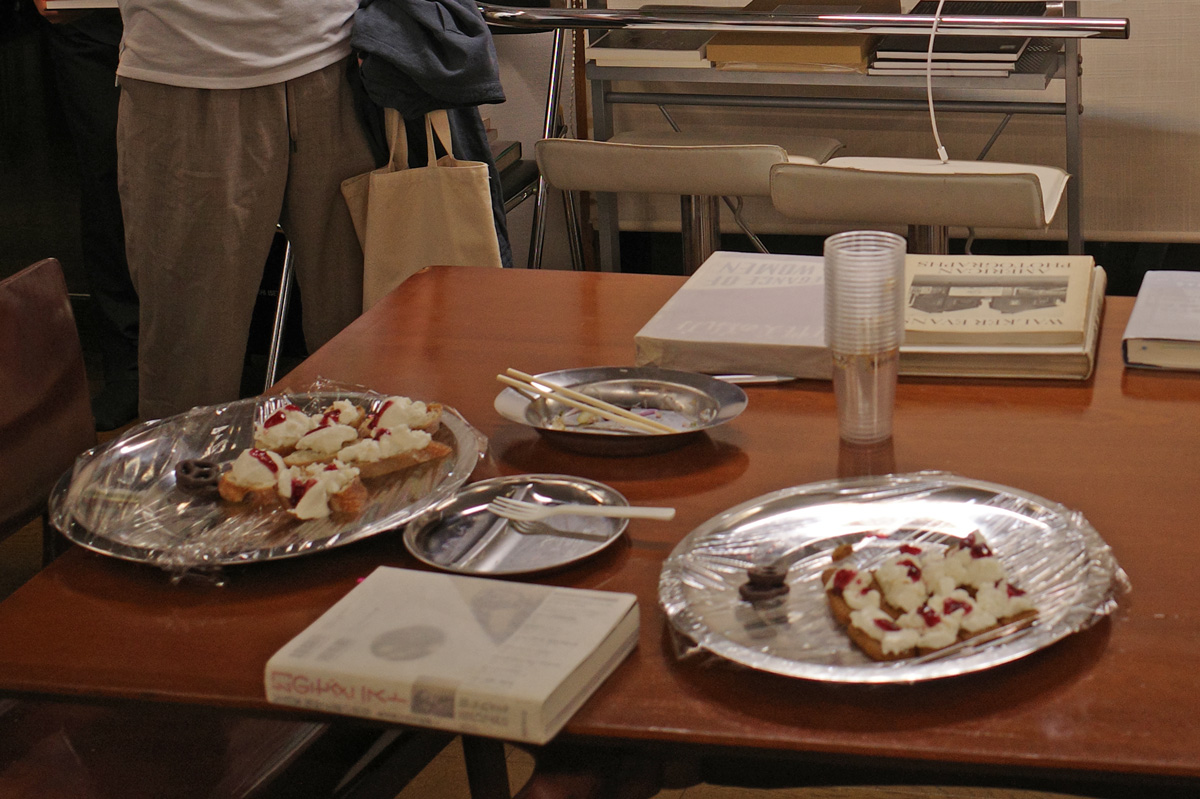 都内 中野 ギャラリー冬青にて定期的に開催されている、写真史家 戸田昌子 （<a href="/kumamuta/">戸田昌子bot</a>）氏を中心とした #火星人の会 （5/13 2-4）アラン・セクーラを中心に行われました

①講義のワンショット
②講義終了後の提供されている アルコールと戸田 氏お手製の軽食（※カンパによって賄われています）