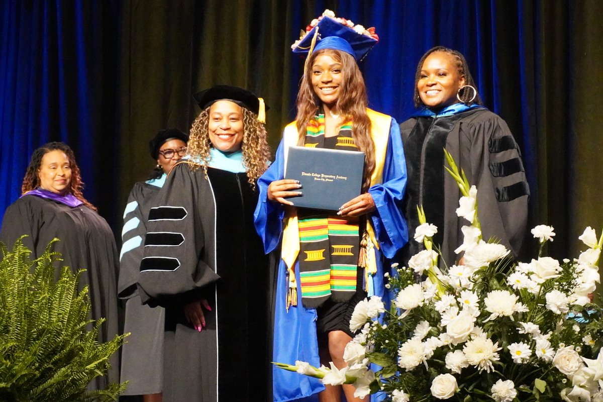 kcpublicschools's tweet photo. Is walking across the stage and hearing your loved one's name THE BEST or what!?!?
@KCPS_Lincoln Graduation
#KCPSGraduates https://t.co/q95fuVuXxQ