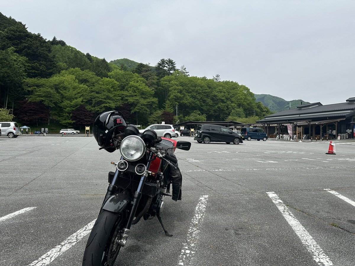 飯屋まだ開いてなかった。。
フロントの減衰、弄ったら走りにくくなったな？
バネ変えるしかないか〜