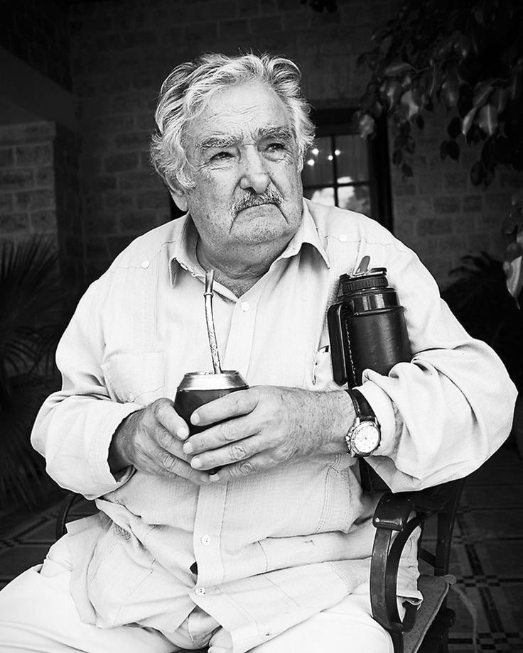 Hizo de la sencillez una rebeldía y del pensamiento, una lucha.
La libertad es tener tiempo para vivir.
Dejás un mensaje eterno: vivir con menos para ser más.
Gracias por tu ejemplo, por tu voz serena en un mundo lleno de ruido.
Hasta siempre, Pepe.