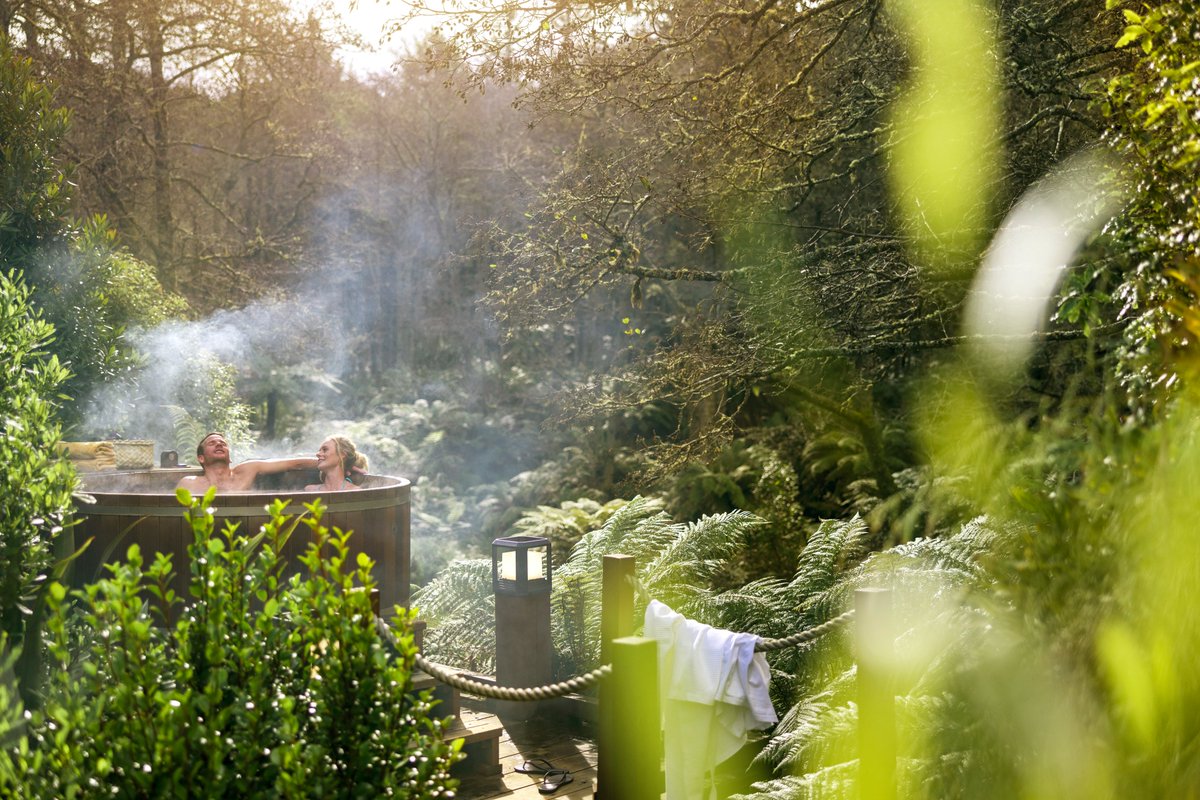 先日『シューイチ』で体格ブラザーズが訪れたニュージーランド・北島のロトルア🌋

地熱地帯として知られるこの街では、ダイナミックな間欠泉や温泉、マオリの文化を体験できます✨
実はスリル満点のアクティビティも沢山！

皆さんが気になる体験は？
詳しくはこちら👇
newzealand.com/jp/feature/rot…